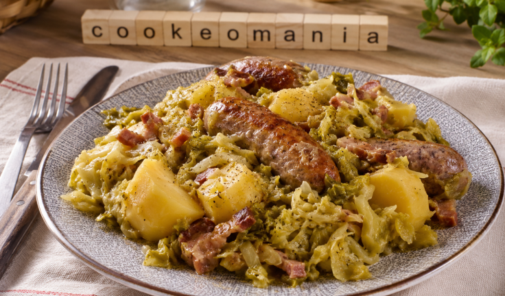 Chou vert et saucisses au Cookeo, le plat rustique qui réchauffe toute la tablée