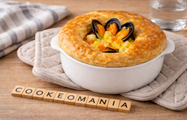 Réalisez une délicieuse soupe de moules en croûte au Cookeo avec une sauce crémeuse au safran et une pâte feuilletée dorée et croustillante.