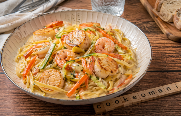 Pâtes aux Saint-Jacques, crevettes et julienne de légumes