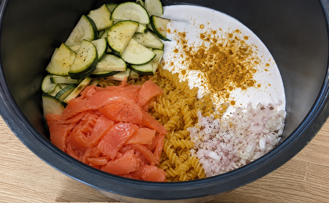 One pot pasta crémeux au saumon fumé, courgette et curry