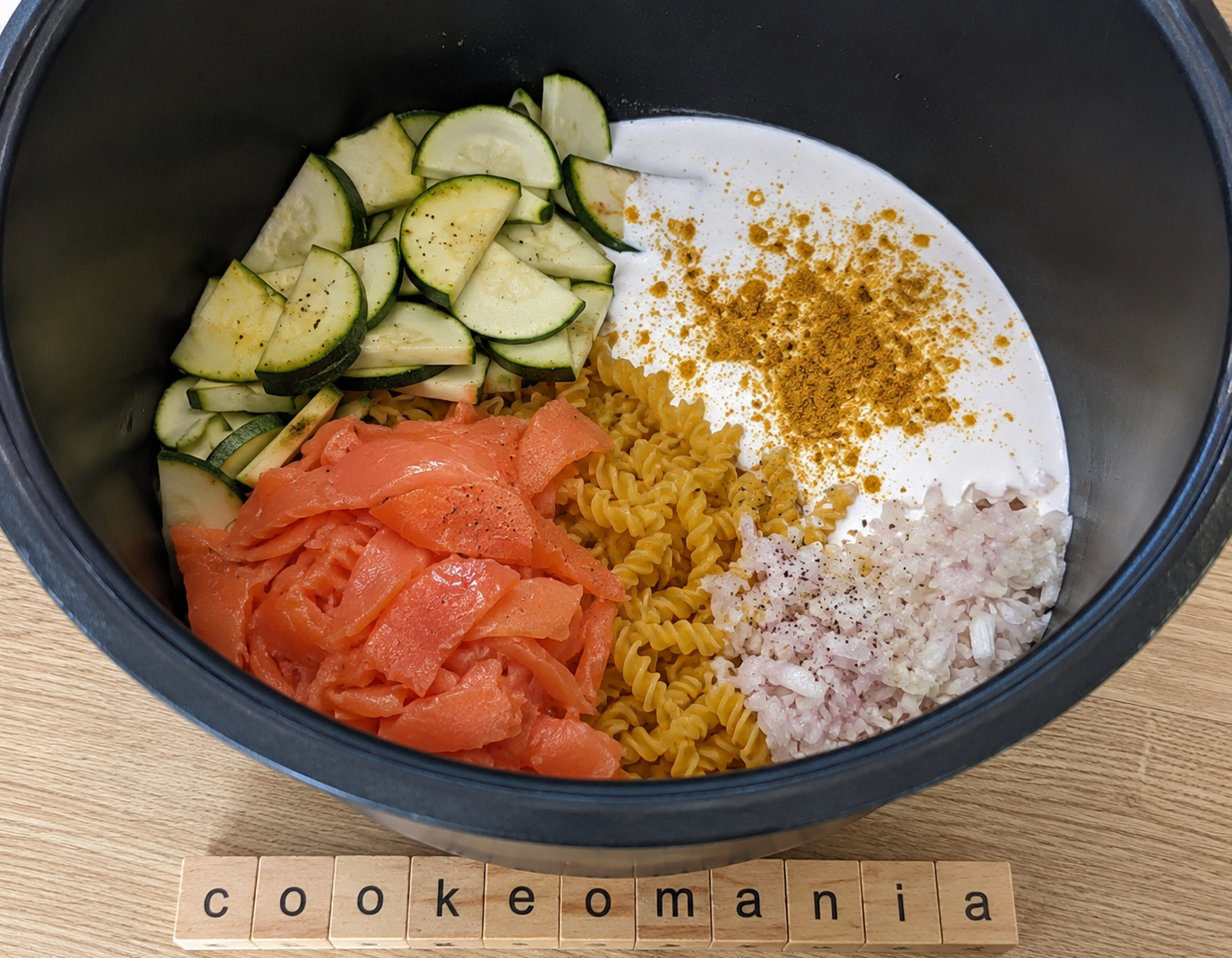 One pot pasta crémeux au saumon fumé, courgette et curry
