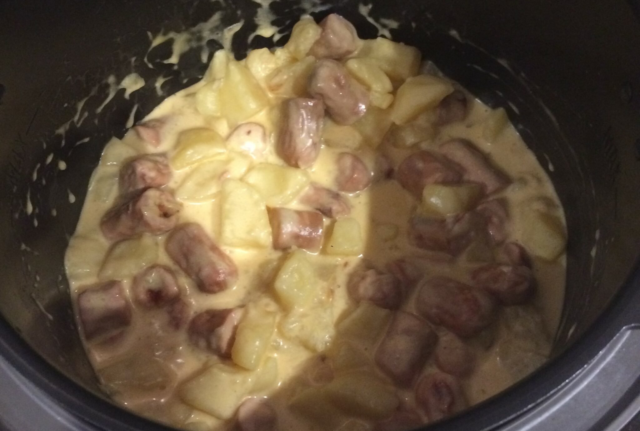 Pommes de terre, knacki sauce cheddar