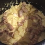 Pommes de terre, knacki sauce cheddar