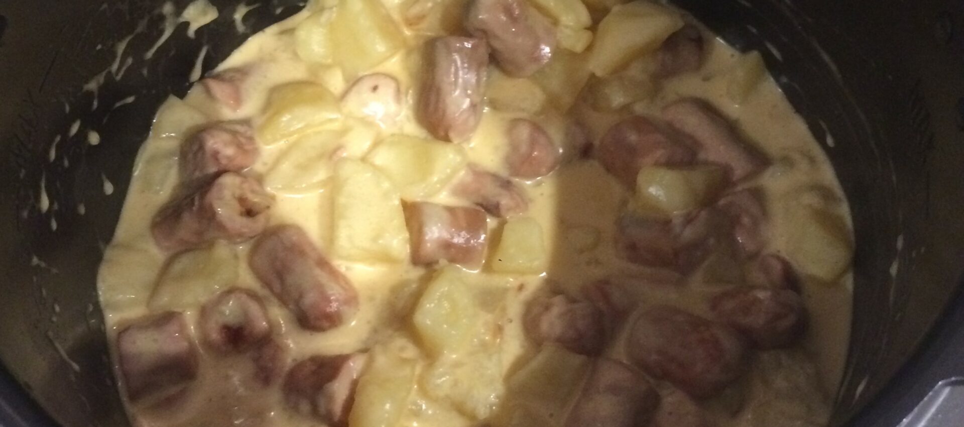 Pommes de terre, knacki sauce cheddar
