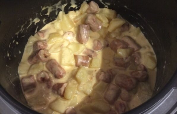 Pommes de terre, knacki sauce cheddar