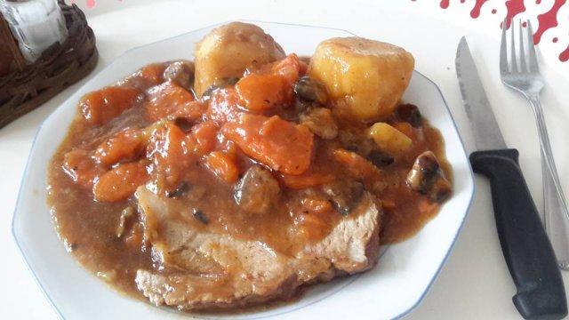 Rôti de Porc, carottes, pommes de terre et champignon façon Nath Van au