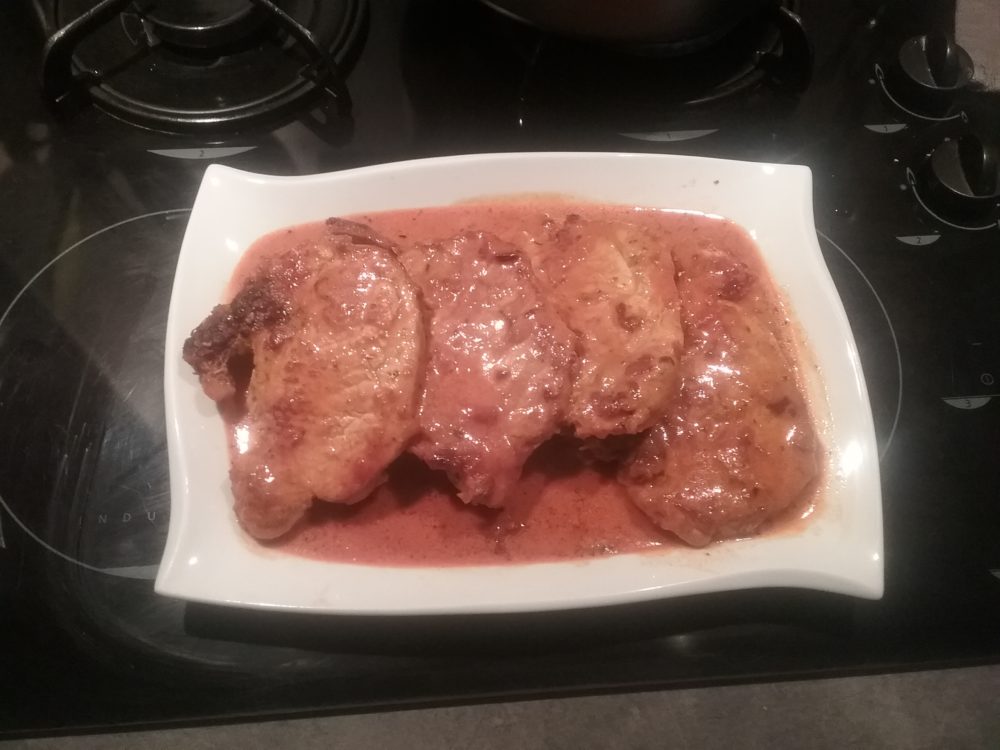 Côtes de porc à la sauce tomates et à la crème fraîche au cookeo