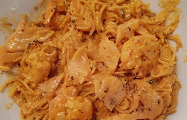 Nouilles aux Crevettes et saumon fumé sauce crémeuse tomates et basilic