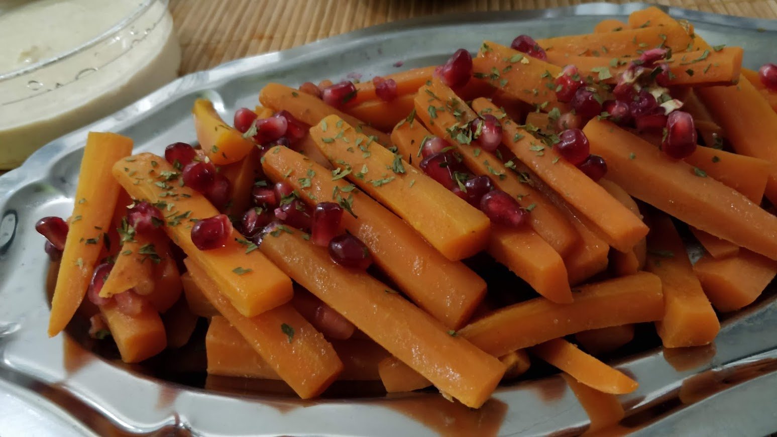 Carottes croquantes aux grenades et houmous au cookeo