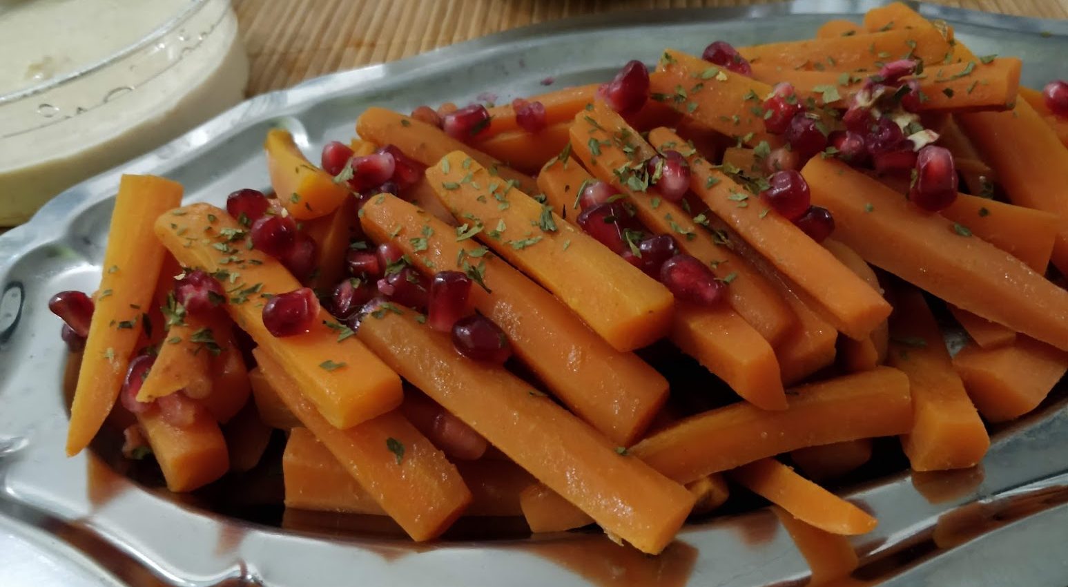 Carottes croquantes aux grenades et houmous au cookeo
