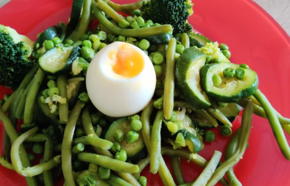 Oeuf dans son nid de légumes verts au cookeo