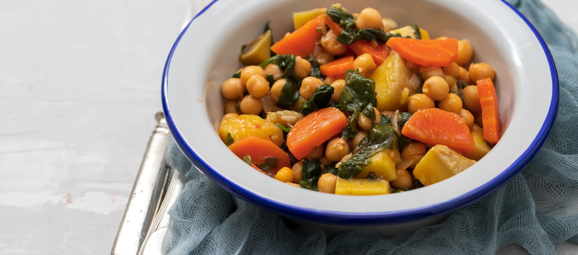 Bol de pois chiches aux légumes et épinards