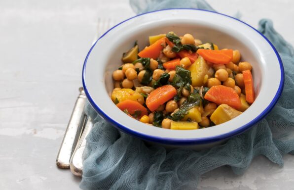 Bol de pois chiches aux légumes et épinards