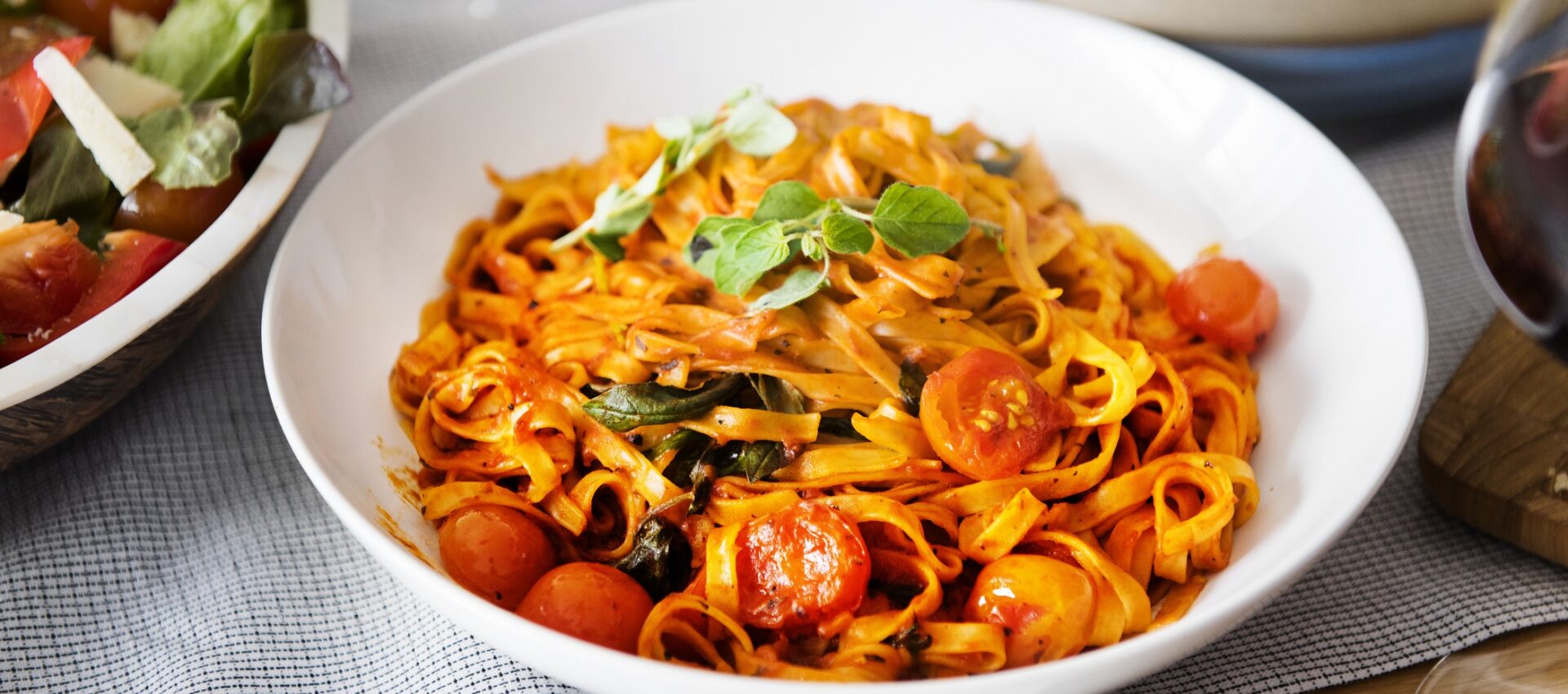 Fettuccine aux tomates cerises, ail et basilic