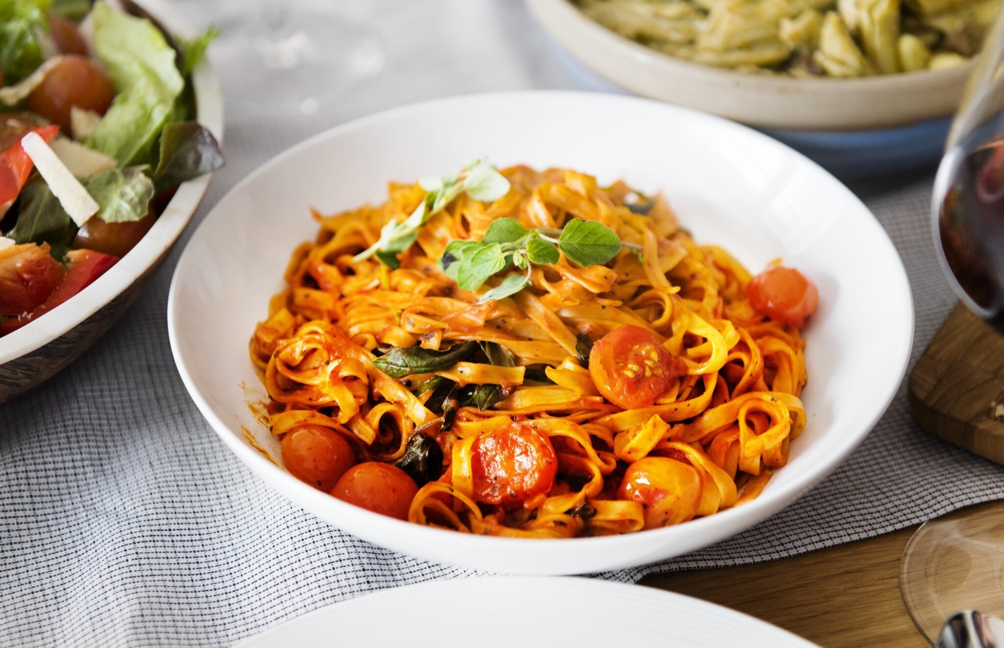 Fettuccine aux tomates cerises, ail et basilic