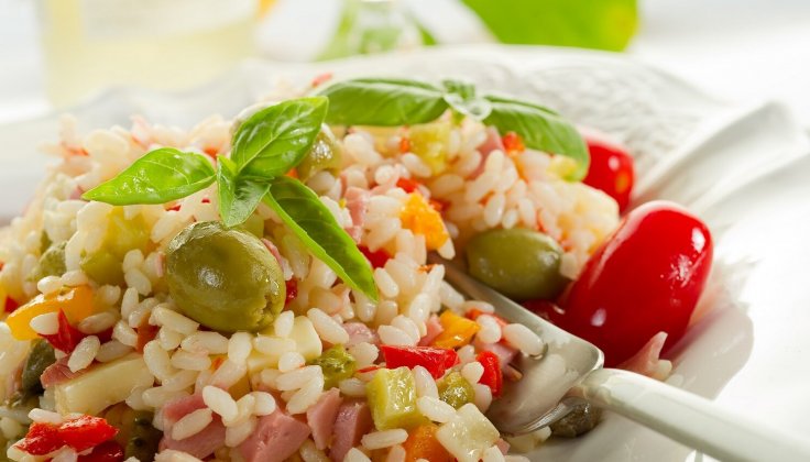 Salade de riz colorée au Cookeo avec vinaigrette au basilic