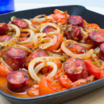 Chorizos grillés aux tomates et aux oignons à la façon espagnole