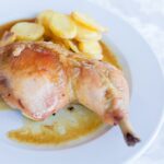 Poulet rôti aux pommes de terre et sauce fond de veau