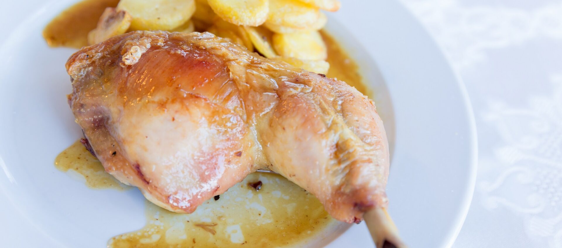 Poulet rôti aux pommes de terre et sauce fond de veau