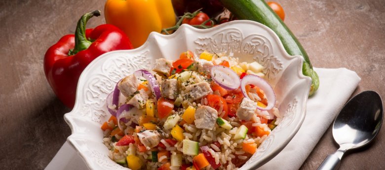 Salade de riz au poisson et légumes multicolores