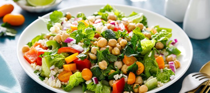 Salade de boulgour façon taboulé et pois chiches aux légumes croquants