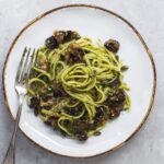 Spaghettis au basilic, crème et champignons de Paris