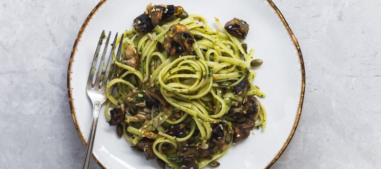 Spaghettis au basilic, crème et champignons de Paris