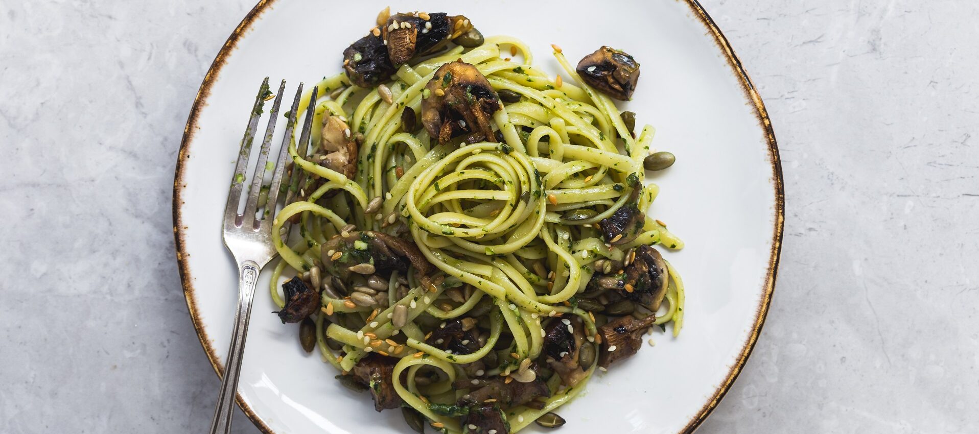 Spaghettis au basilic, crème et champignons de Paris