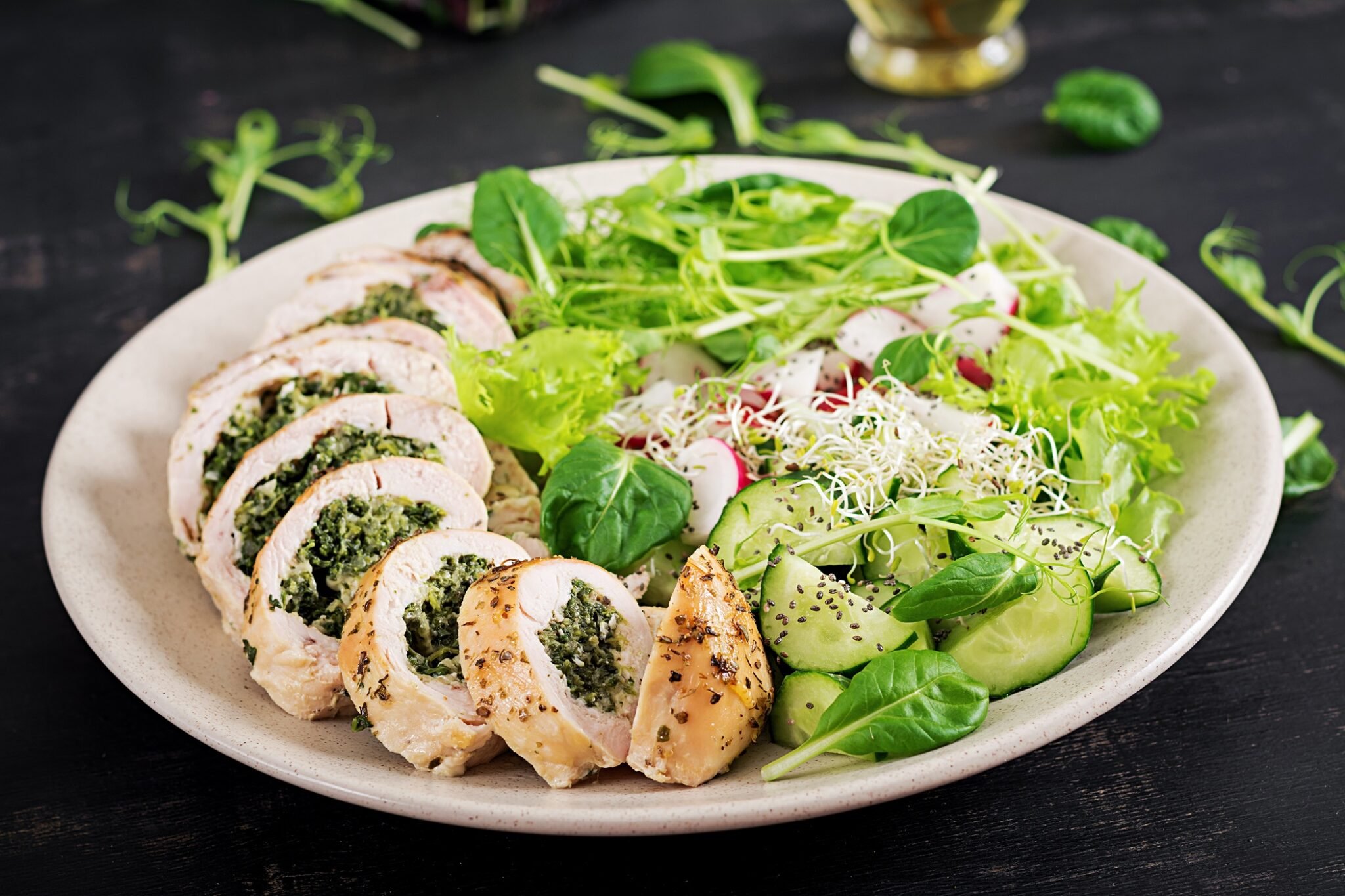 Rouleaux de poulet keto aux épinards et fromage