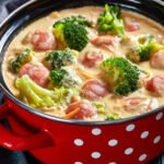 Soupe keto aux Brocolis, Cheddar et Saucisses