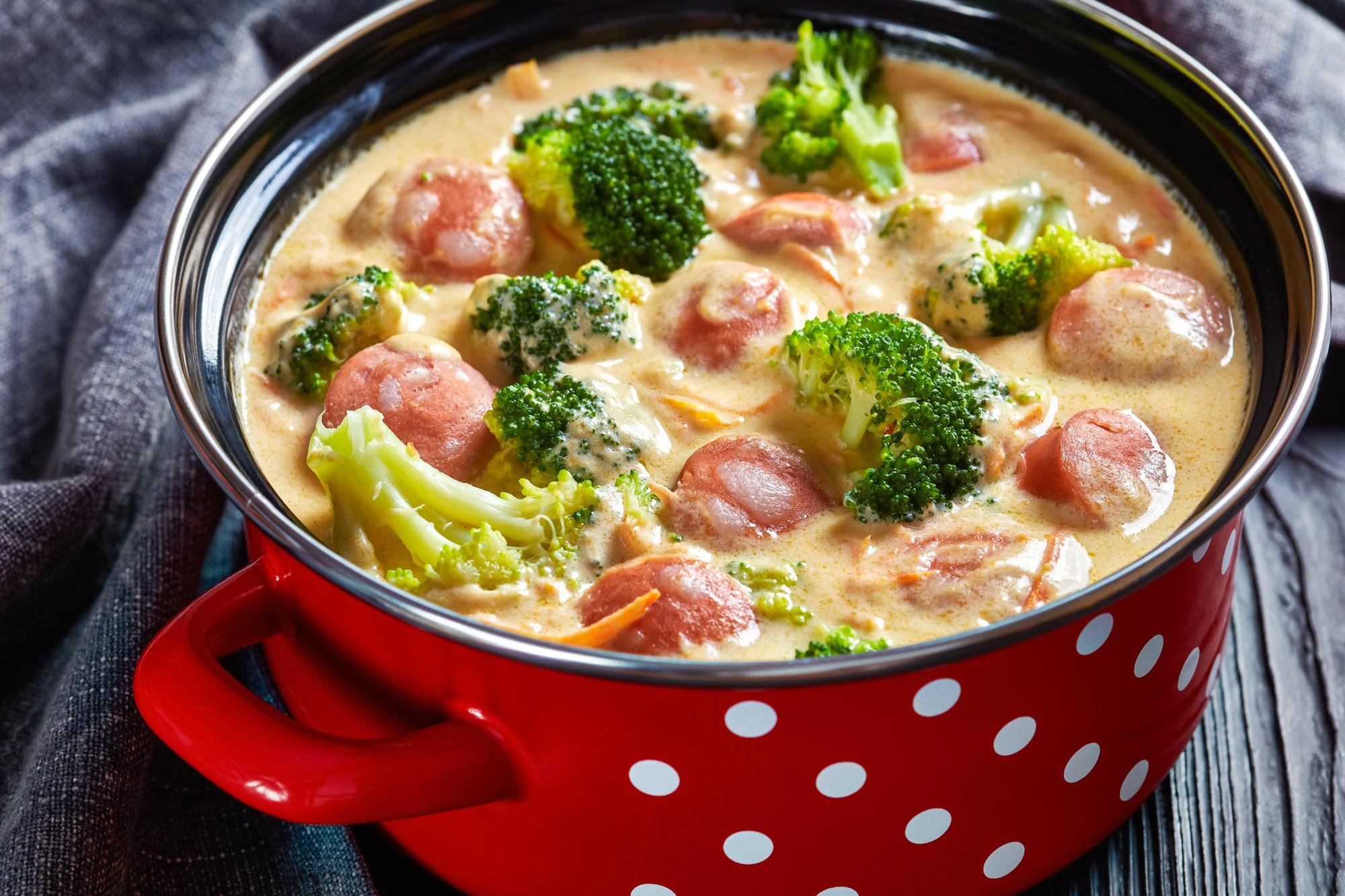 Soupe keto aux Brocolis, Cheddar et Saucisses