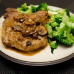 Côtes de porc à la sauce crémeuse aux champignons - keto