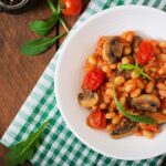 Nom de la recette: Haricots Blancs au Cookeo, Champignons de Paris et Tomates à la Sauce Tomate