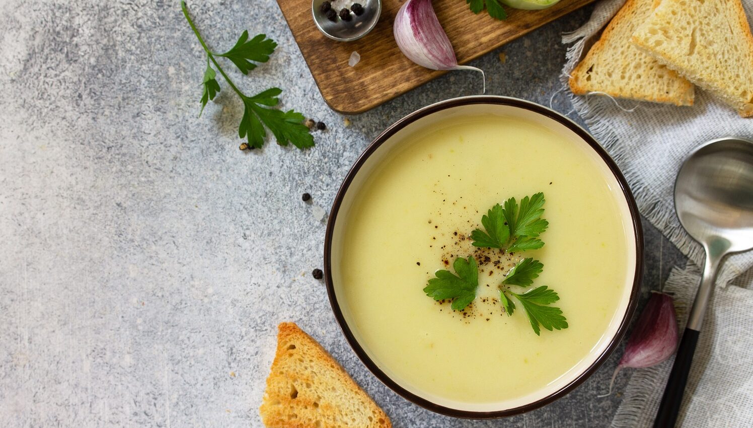 Soupe crémeuse de courgettes d'été