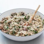 Risotto au poulet, lardons et champignons avec une touche de persil frais