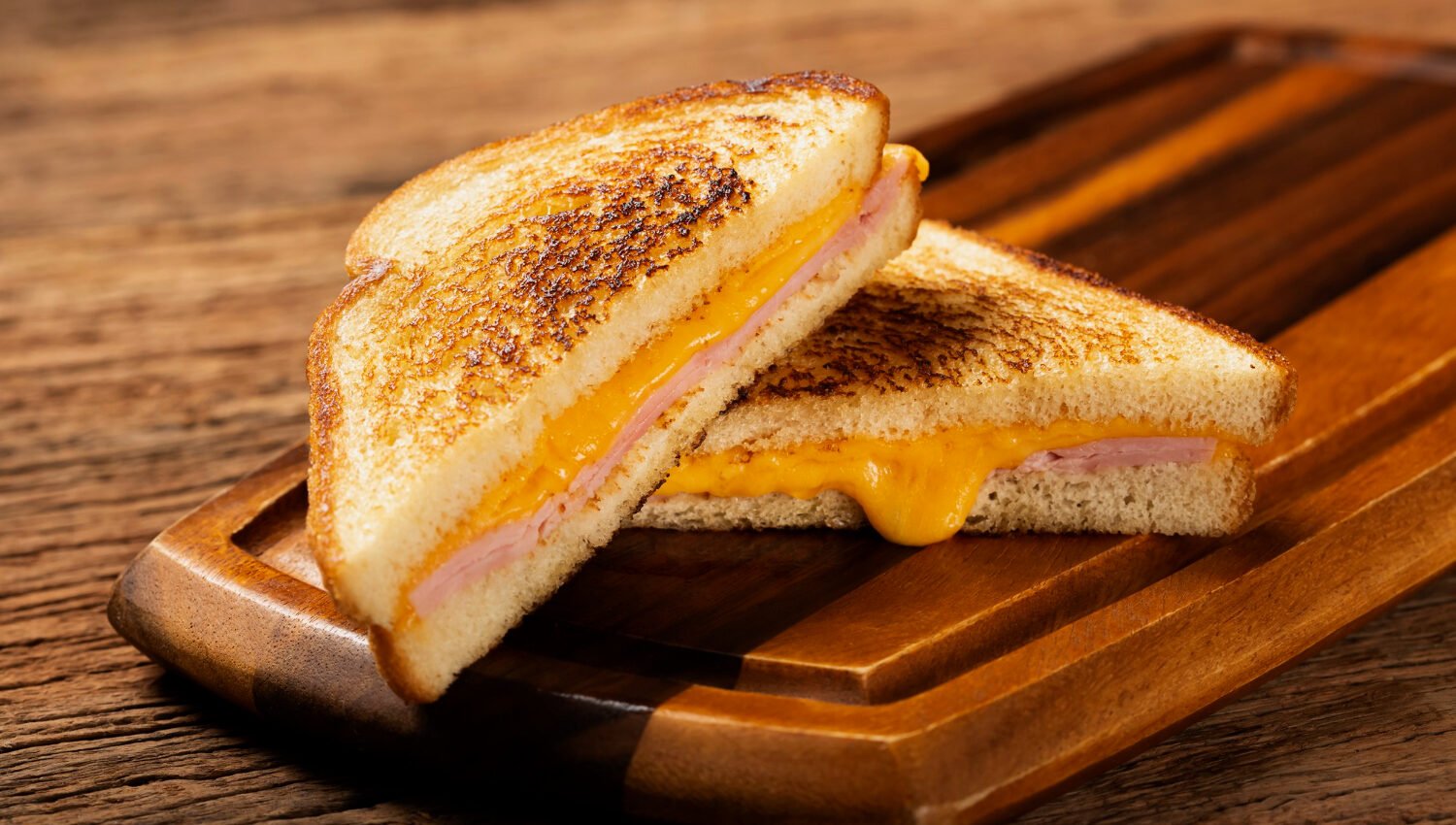 Cuir un Croque Monsieur au Cheddar avec l'Extra Crisp