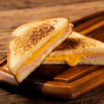 Cuir un Croque Monsieur au Cheddar avec l’Extra Crisp au multicuiseur cookéo