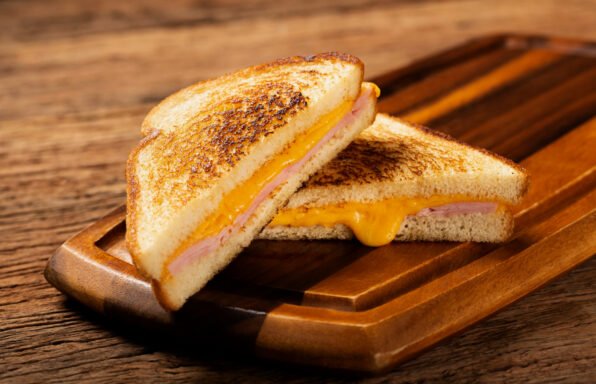 Cuir un Croque Monsieur au Cheddar avec l'Extra Crisp
