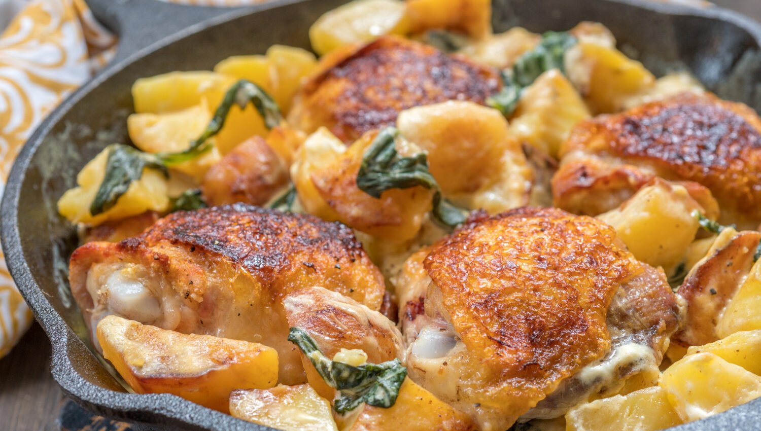 Poulet Rôti aux Pommes de Terre et Épinards en Sauce Crémeuse