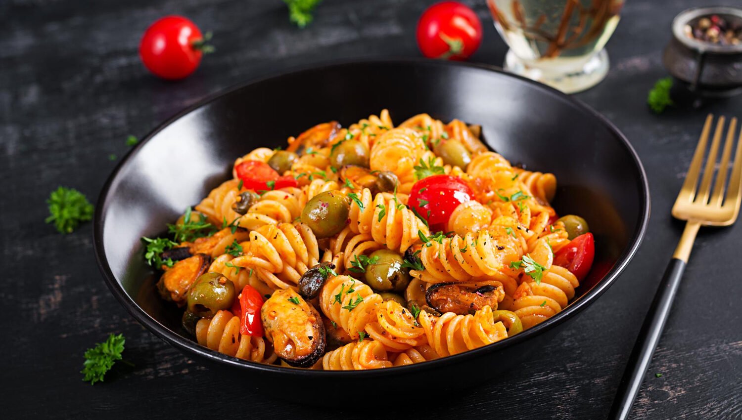Fusilli Marinara à l'Italienne avec Moules, Olives Vertes et Câpres