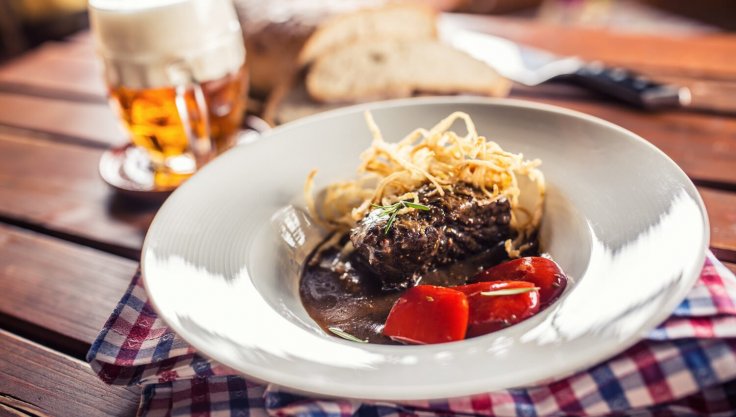 Steak de bœuf confit à la bière et aux oignons, accompagné de pain grillé, préparé au Cookeo