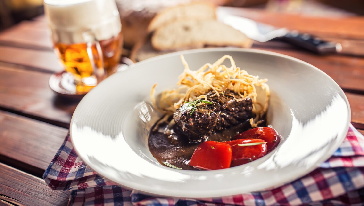 Steak de bœuf confit à la bière et aux oignons, accompagné de pain grillé, préparé au Cookeo