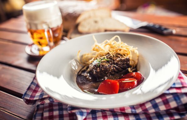 Steak de bœuf confit à la bière et aux oignons, accompagné de pain grillé, préparé au Cookeo