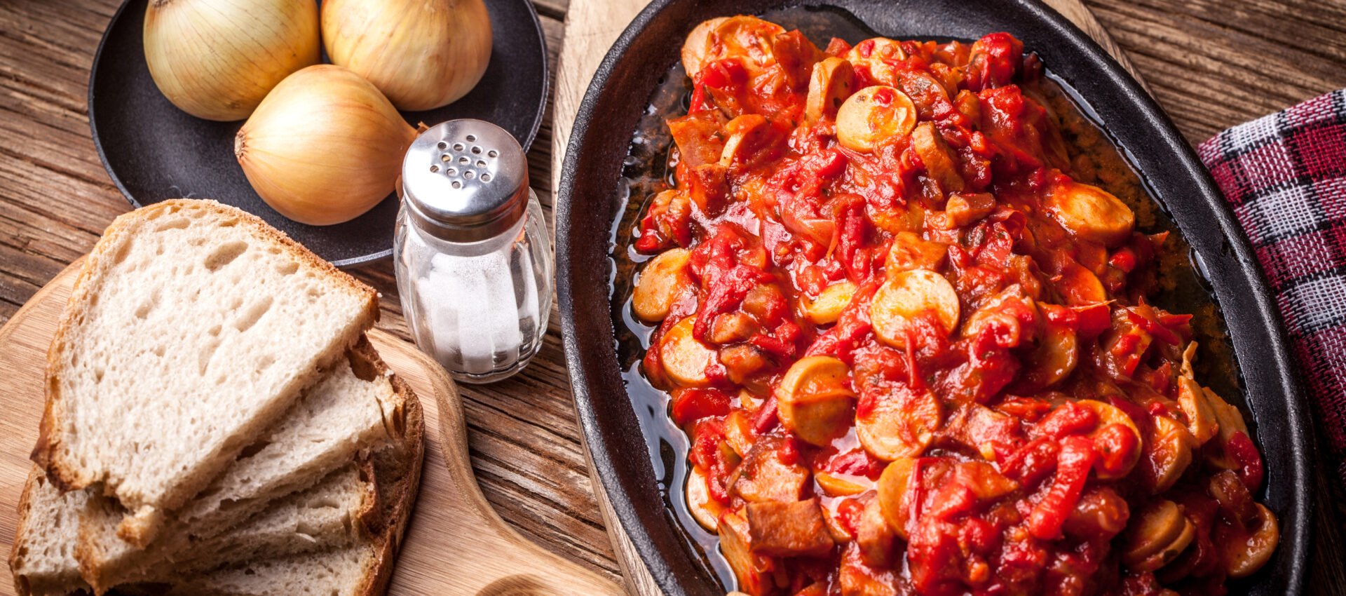 Letcho hongrois : ragoût de saucisses, poivrons et oignons au Cookeo