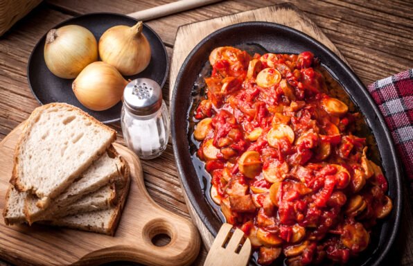 Letcho hongrois : ragoût de saucisses, poivrons et oignons au Cookeo