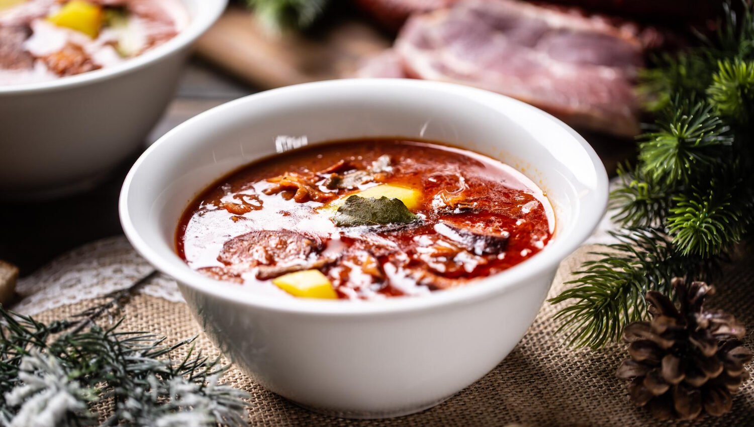 Soupe traditionnelle de Noël au chou aigre, pommes de terre, saucisse, porc fumé, champignons et concentré de tomate avec le Cookeo