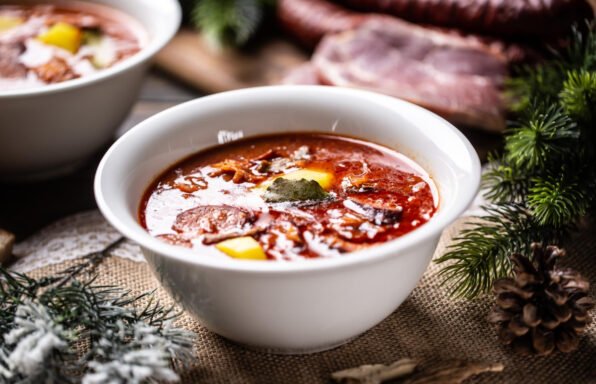 Soupe traditionnelle de Noël au chou aigre, pommes de terre, saucisse, porc fumé, champignons et concentré de tomate avec le Cookeo