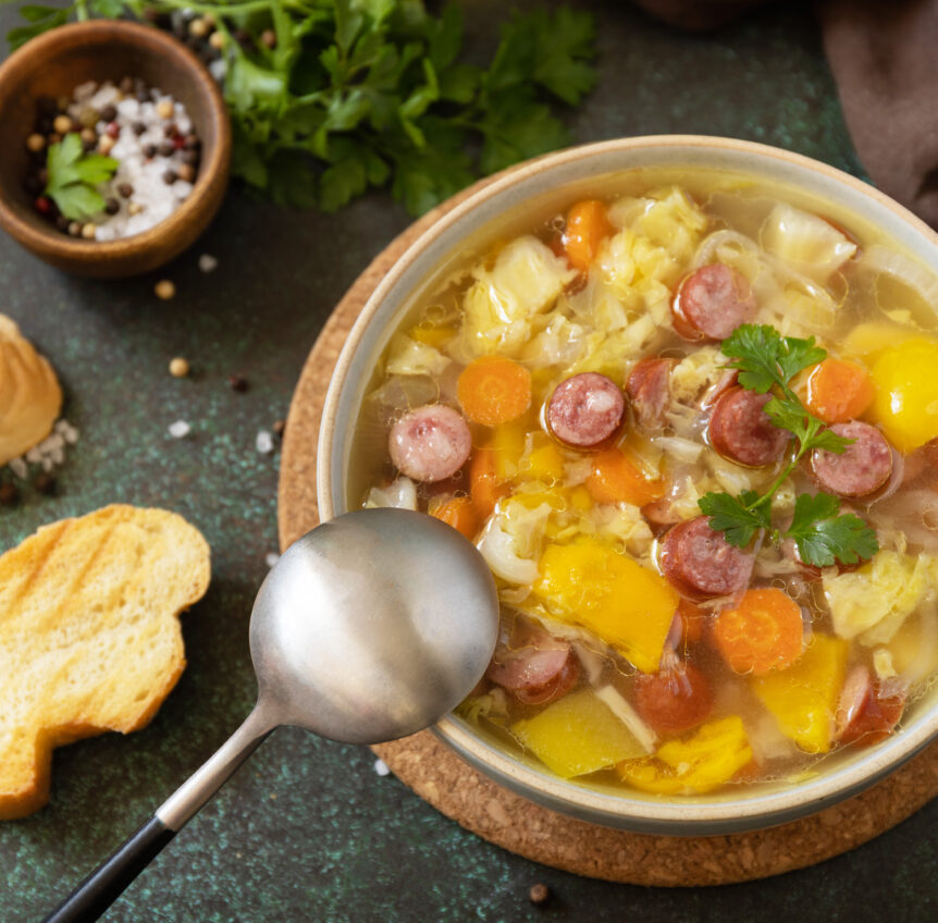Soupe Traditionnelle Tchèque au Chou et à la Saucisse Zelnacka