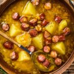 Soupe aux pois cassés avec saucisses fumées et pommes de terre à l'autocuiseur cookéo