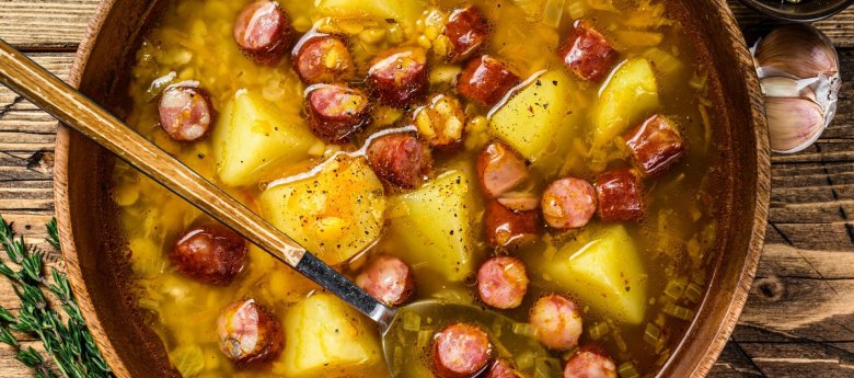 Soupe aux pois cassés avec saucisses fumées et pommes de terre